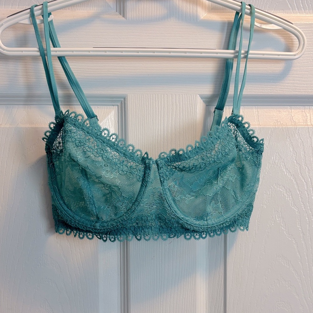 Victoria's Secret Blue Lace Balconnet Bra With Removable Straps. Size 34DD.